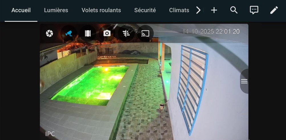 Exemple de l'interface de contrôle affichant la vue d'une caméra en direct la nuit